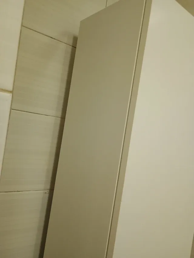 Armario blanco lacado estrecho