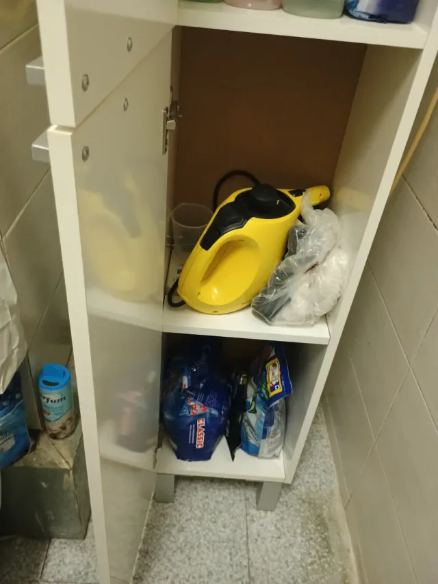 Armario blanco lacado estrecho