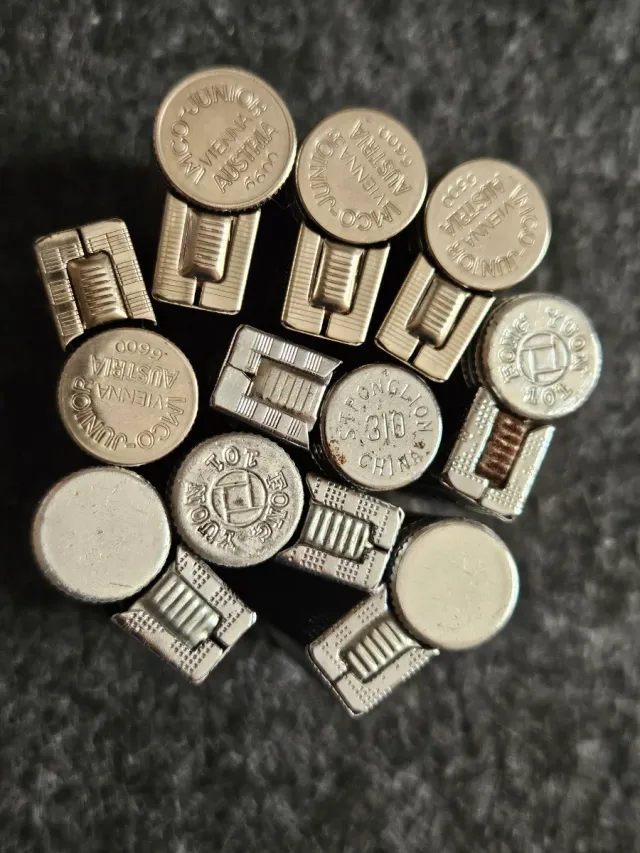 Set di 9 accendini vintage