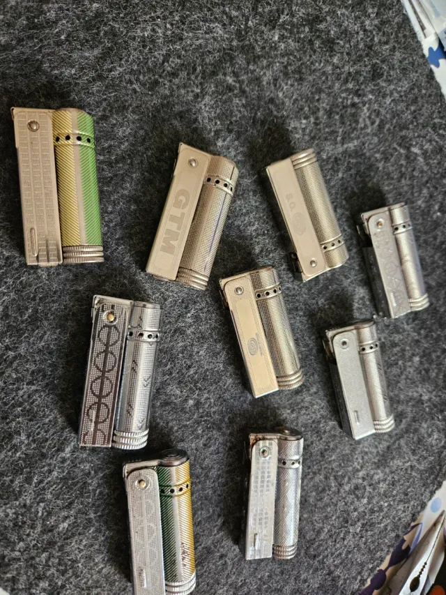 Set di 9 accendini vintage