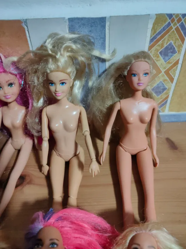 Lote 8 Muñecas Barbie y Similares