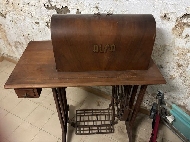 Máquina de Coser Alfa Modelo A Antigua