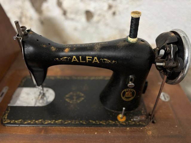 Máquina de Coser Alfa Modelo A Antigua