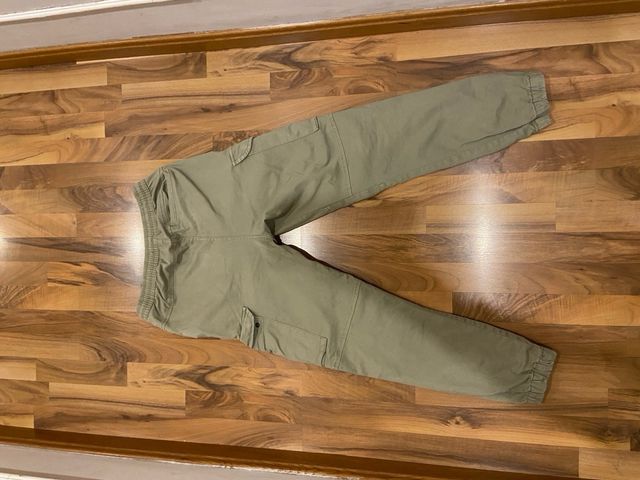 Pantalón cargo Zara verde oliva