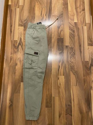 Pantalón cargo Zara verde oliva