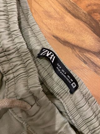 Pantalón cargo Zara verde oliva
