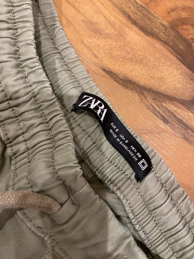 Pantalón cargo Zara verde oliva
