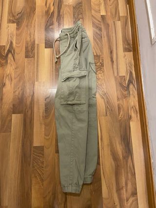 Pantalón cargo Zara verde oliva