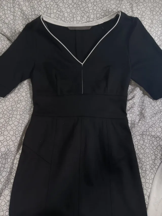 Vestido negro con ribete blanco
