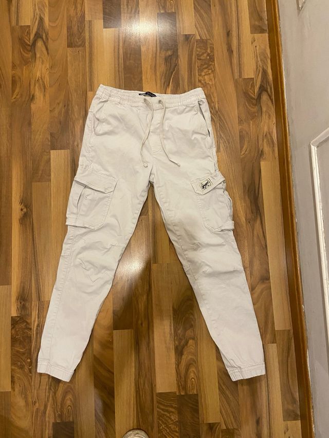 Pantalón cargo beige Zara