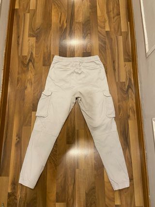 Pantalón cargo beige Zara