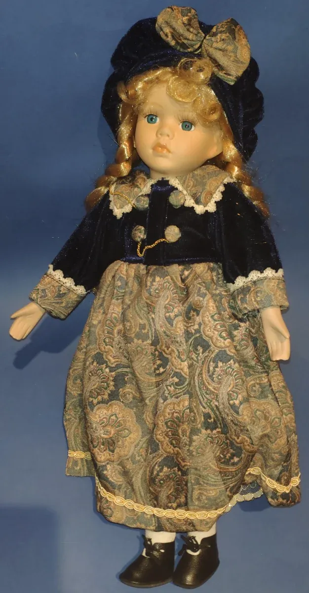 Muñeca antigua estilo victoriano