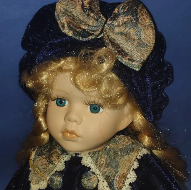 Muñeca antigua estilo victoriano