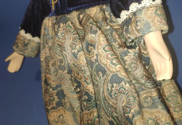 Muñeca antigua estilo victoriano