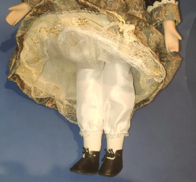 Muñeca antigua estilo victoriano