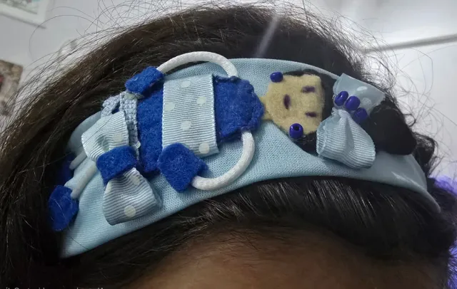 Diadema azul con adornos