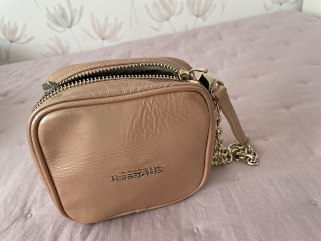 Bolso Uterqüe acharolado beige y dorado