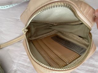 Bolso Uterqüe acharolado beige y dorado