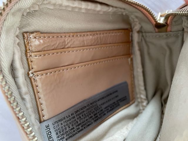 Bolso Uterqüe acharolado beige y dorado