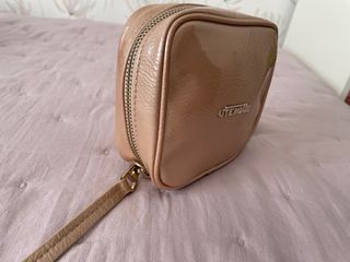 Bolso Uterqüe acharolado beige y dorado