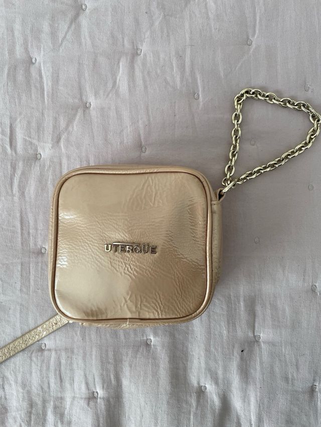 Bolso Uterqüe acharolado beige y dorado