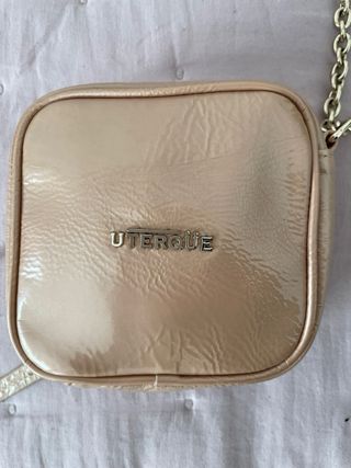 Bolso Uterqüe acharolado beige y dorado