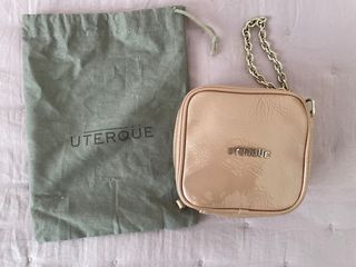 Bolso Uterqüe acharolado beige y dorado
