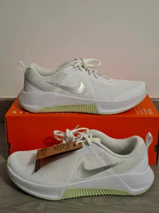 Zapatillas Nike Blancas y Plateadas