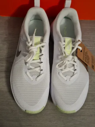 Zapatillas Nike Blancas y Plateadas