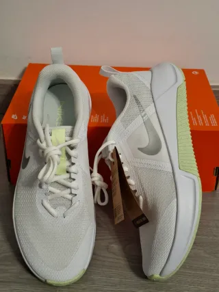 Zapatillas Nike Blancas y Plateadas