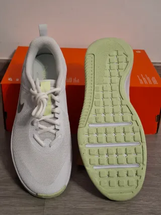 Zapatillas Nike Blancas y Plateadas