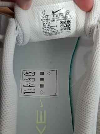 Zapatillas Nike Blancas y Plateadas