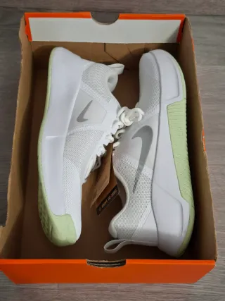 Zapatillas Nike Blancas y Plateadas