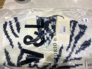 Jersey Victorio & Lucchino Flecos Blanco y Negro