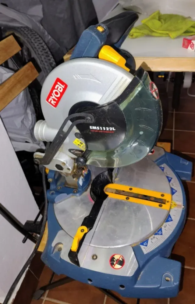 Sierra Ingletadora Ryobi EMS1122L