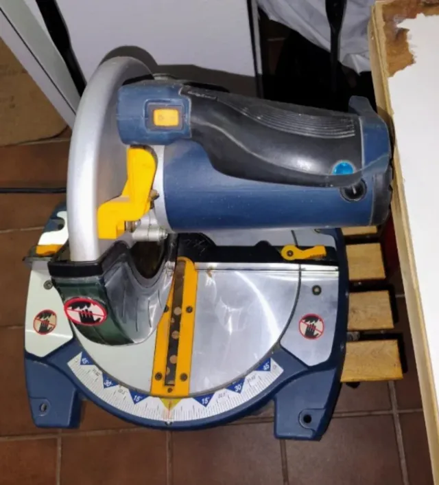 Sierra Ingletadora Ryobi EMS1122L