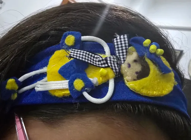 Diadema azul y amarilla hecha a mano