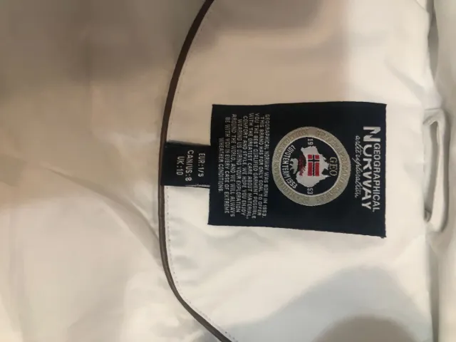 Chaqueta blanca con capucha y pelo