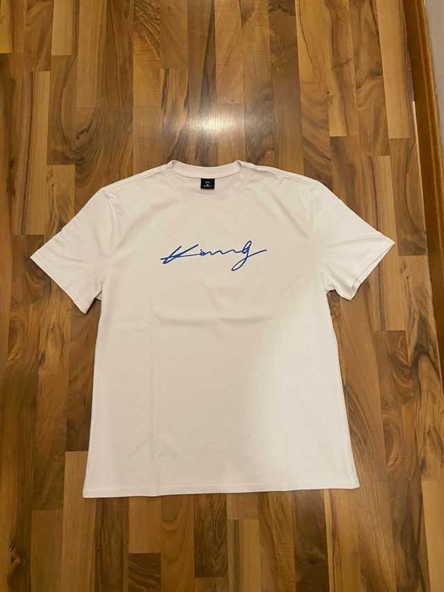 Camiseta blanca con logo azul