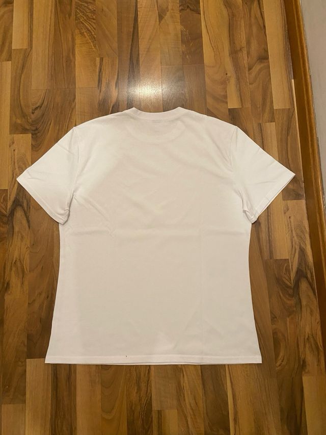 Camiseta blanca con logo azul