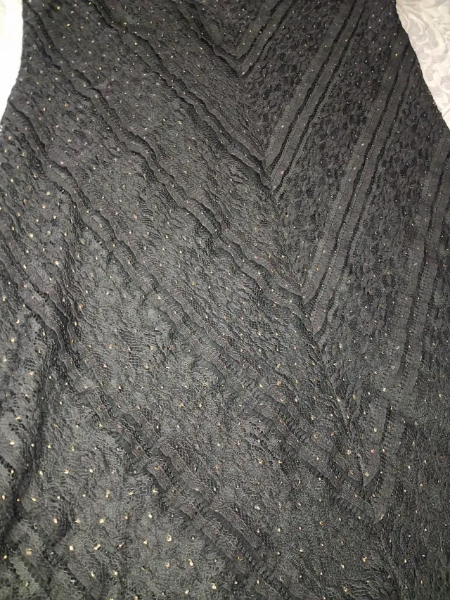 Vestido negro con detalles brillantes