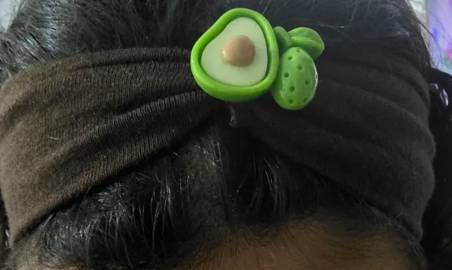 Diadema marrón con adorno de aguacate