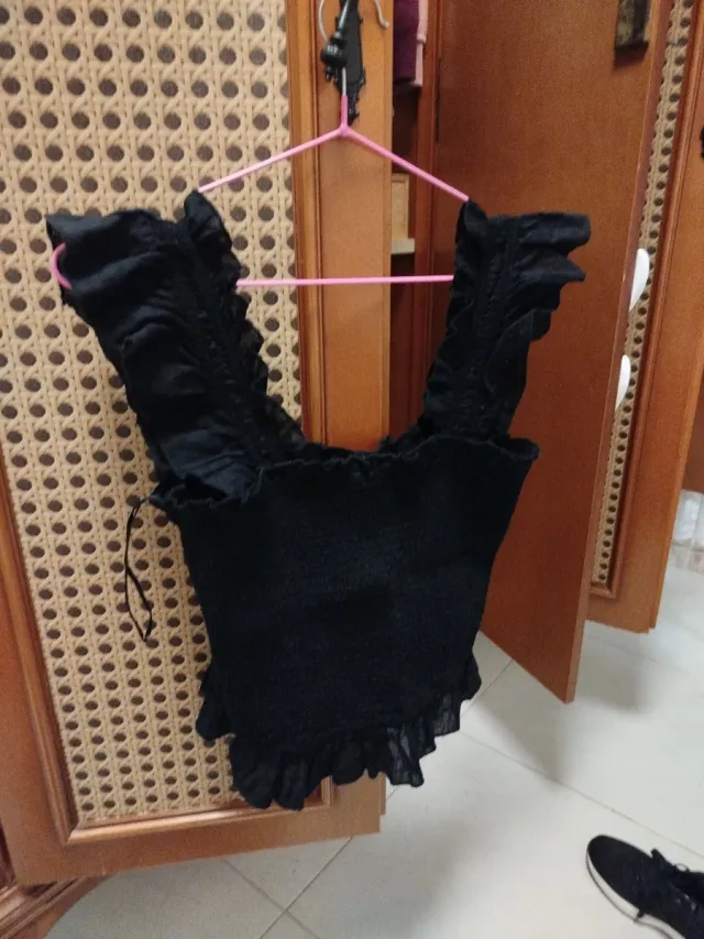 Top negro con volantes