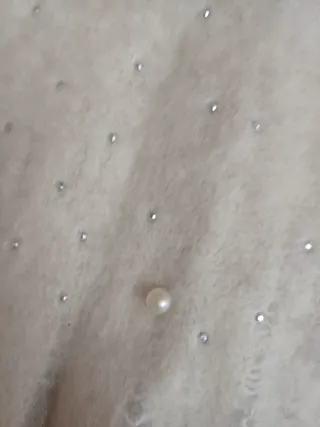 Bufanda degradada gris y blanca con perlas