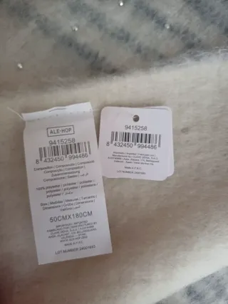 Bufanda degradada gris y blanca con perlas