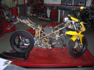 Ducati 748 acabado R  Amarilla Restaurada