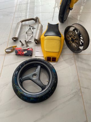 Ducati 748 acabado R  Amarilla Restaurada