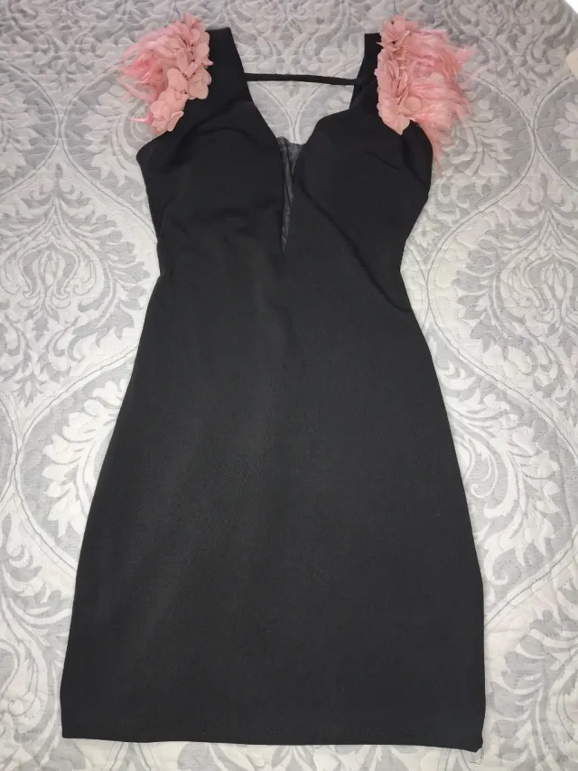 Vestido negro con plumas rosas