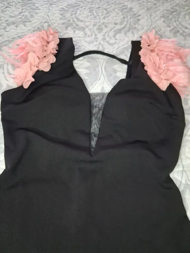 Vestido negro con plumas rosas