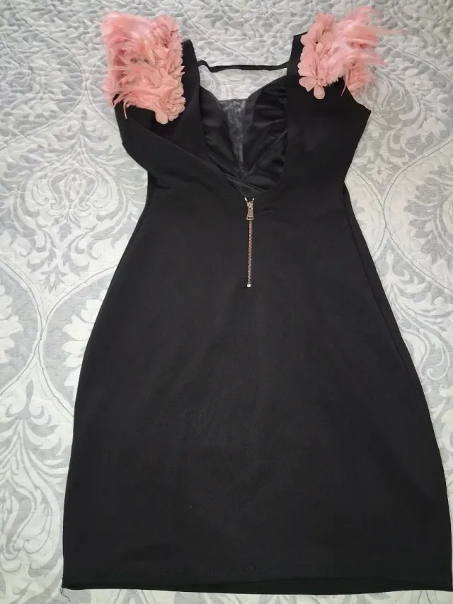 Vestido negro con plumas rosas